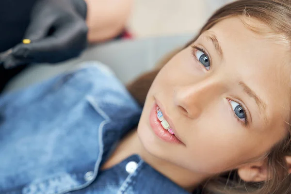 Muchacha mostrando dientes con abrazaderas de metal . — Foto de Stock