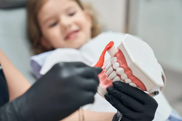 Cepillarse los dientes, cuidado dental . — Foto de Stock