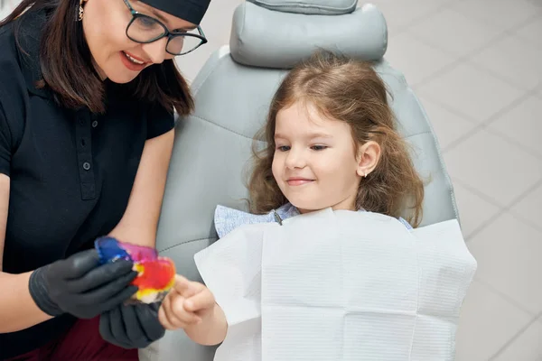 Dentista y niño mirando aparatos ortopédicos . — Foto de Stock