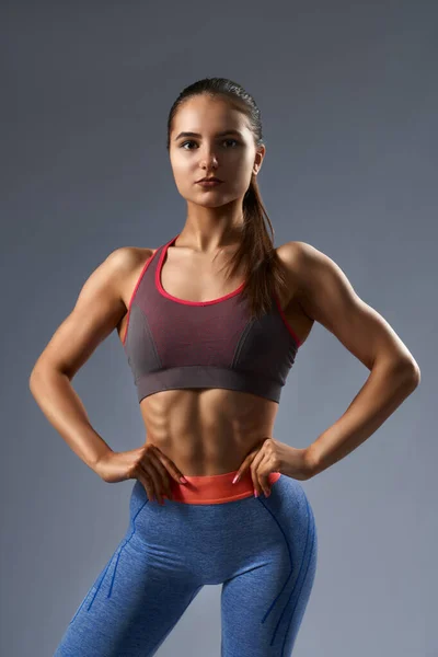 Vista frontal de fitness morena femenina con cuerpo muscular —  Fotos de Stock