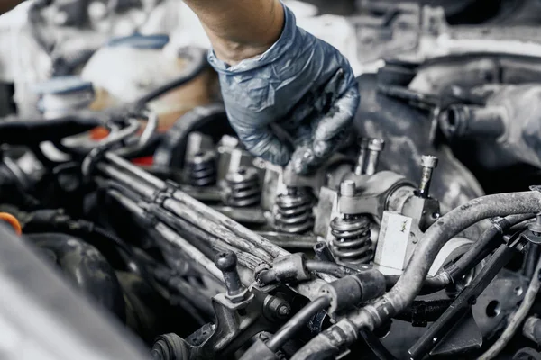 Sluiten van sproeiers in dieselmotor onder geopende motorkap — Stockfoto