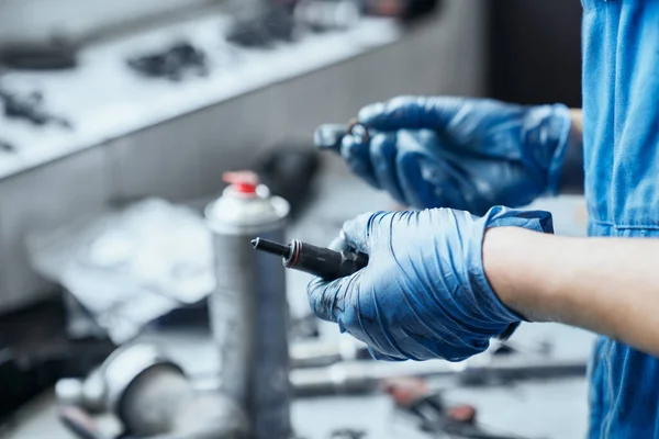 Automechaniker auf der Suche nach passender Scheibe für Zündkerze — Stockfoto