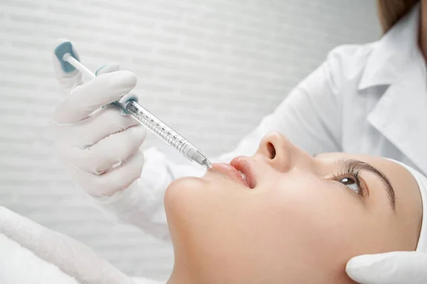 Jonge cliënt ontvangt procedure botox van lippen. — Stockfoto