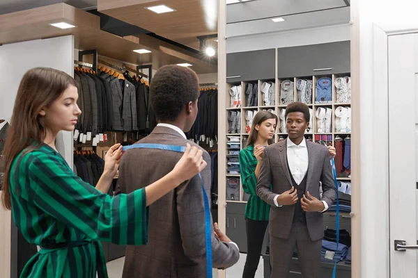 Cliente na loja em terno elegante olhando para o espelho . — Fotografia de Stock