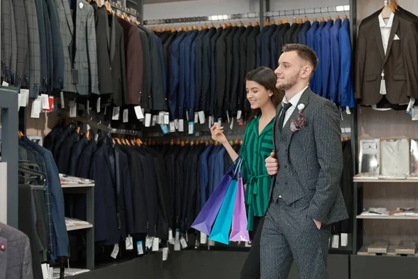 Homem sorridente, consultor com sacos de compras em boutique . — Fotografia de Stock