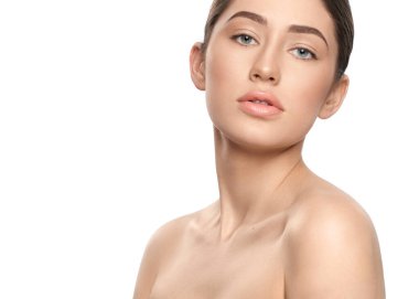 İzole edilmiş beyaz arka planda çekici bir modelin portresi.