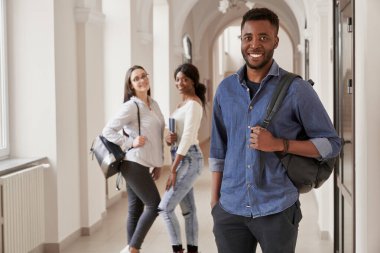 Mavi gömlek giyen Afrikalı öğrenci notlar tutuyor..