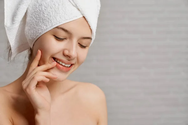 Model in white towel on head touching face. — Stock Photo, Image