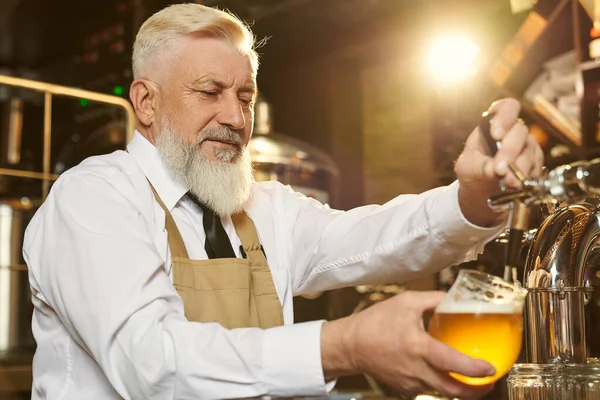 Barman versando birra leggera in vetro con rubinetto di birra . — Foto Stock