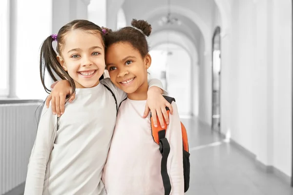 二人の親友小さな学校の女の子を含む. — ストック写真