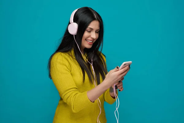 Mujer joven con estilo escuchando música con auriculares . — Foto de Stock