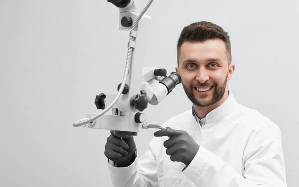 Visão frontal do dentista profissional em fundo isolado — Fotografia de Stock