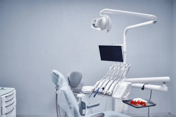 Diş işlemleri için profesyonel tıbbi gereç — Stok fotoğraf