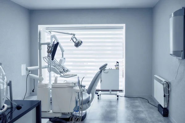 牙科诊所的专业牙科设备和工具 — 图库照片
