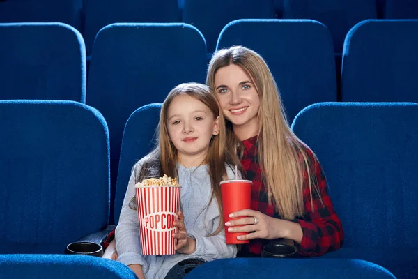 幸せな家族が映画の中で過ごす時間のフロントビュー — ストック写真