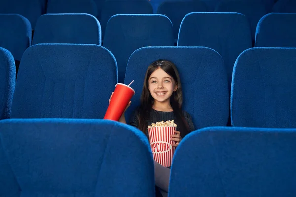 Vista frontal de la chica feliz viendo película divertida en la casa de cine — Foto de Stock