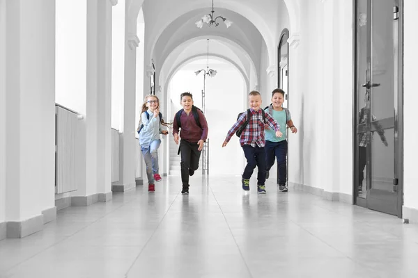 Alunos brincando juntos e correndo no corredor da escola . — Fotografia de Stock