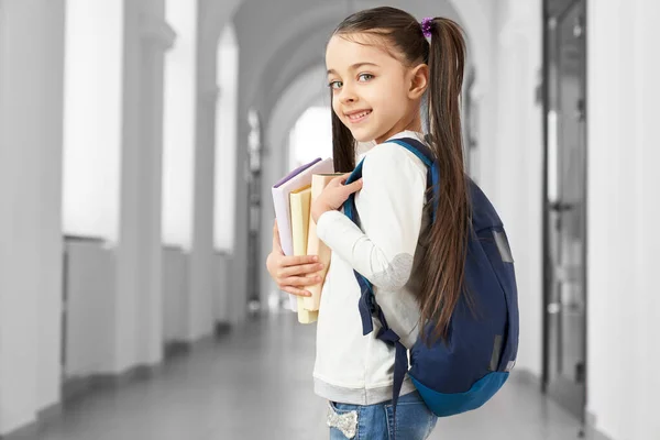 可愛くて賢いです学校の女の子とともに面白い髪型. — ストック写真