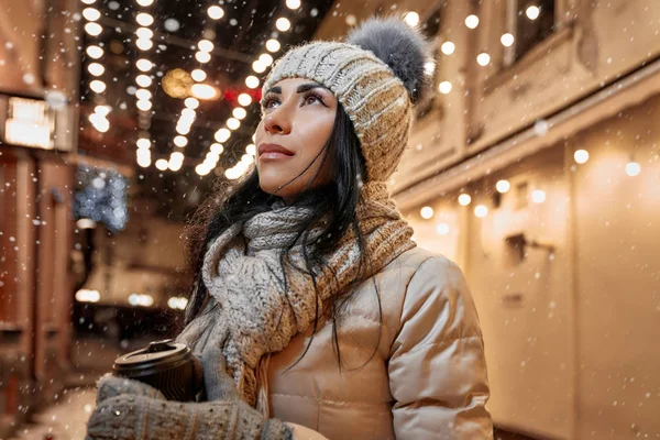 Senhora em roupas modernas de inverno na rua . — Fotografia de Stock