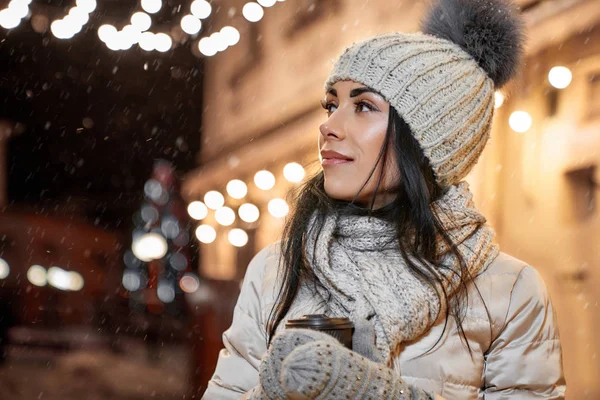 Modelo em roupas de inverno com xícara de café posando . — Fotografia de Stock