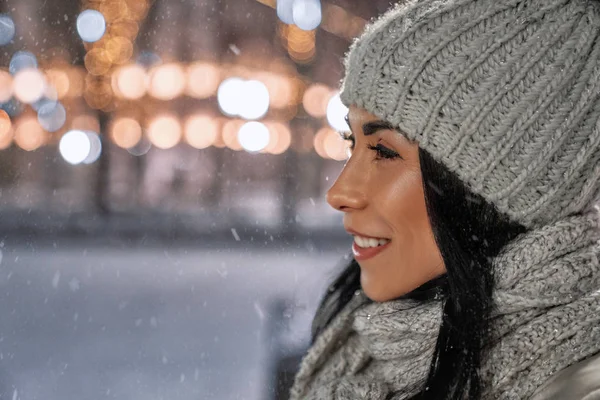 Menina em roupas de lã no inverno . — Fotografia de Stock