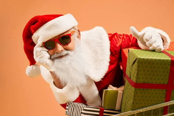 Święty Mikołaj w czerwonych okularach przeciwsłonecznych ze znakiem ok — Zdjęcie stockowe