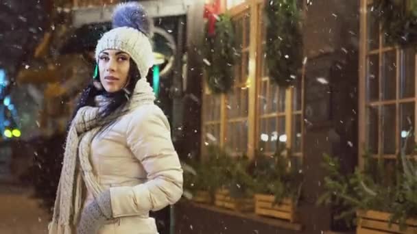 Girl in stylish warming clothing on street. — Stock Video