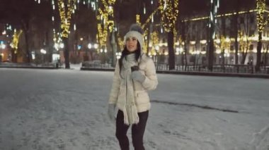 Olumlu kız tatil şehrini aydınlatmaya hayran..