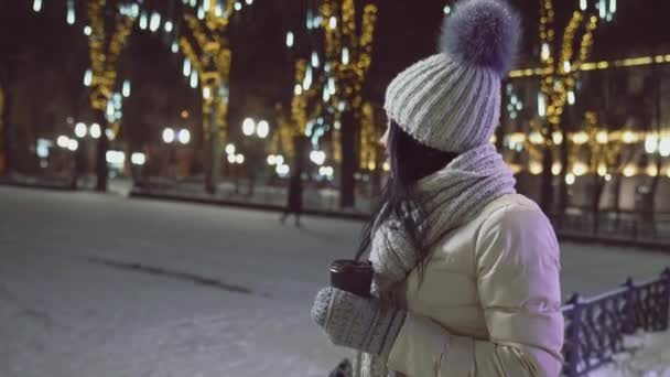 Mädchen in modischer warmer Kleidung abends auf der Straße. — Stockvideo