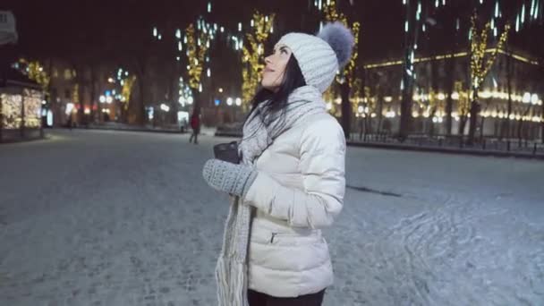 Senhora beber café e admirar as iluminações de Natal . — Vídeo de Stock