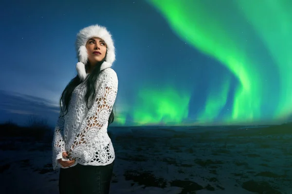 Kuzey ışıklarının arka planında modern giyinmiş bir kız.. — Stok fotoğraf