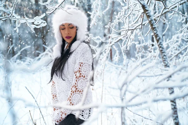 Дама в стильному одязі в зимовому лісі . — стокове фото
