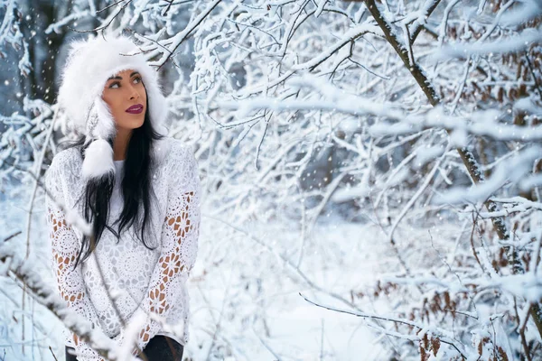 Κορίτσι με κομψό ζεστό καπέλο, πλεκτή μπλούζα στο δάσος του χειμώνα. — Φωτογραφία Αρχείου