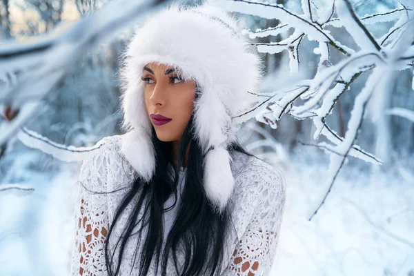 Menina elegante em chapéu quente na floresta de inverno . — Fotografia de Stock