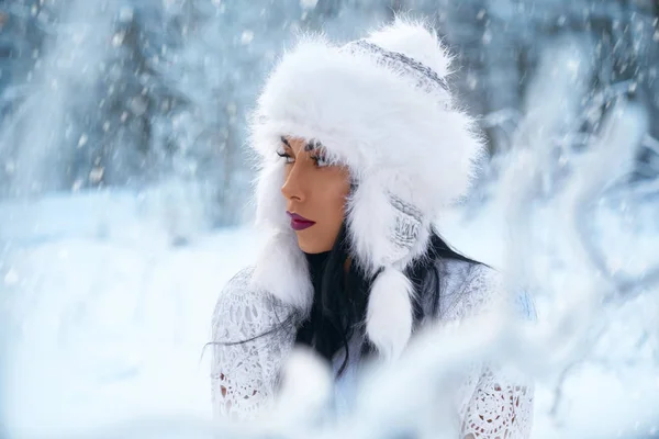 Κορίτσι σε χειμερινό καπέλο για το χειμώνα θολή φόντο. — Φωτογραφία Αρχείου