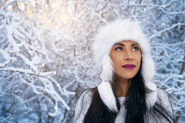 Menina em chapéu quente admirando a natureza na floresta de inverno . — Fotografia de Stock