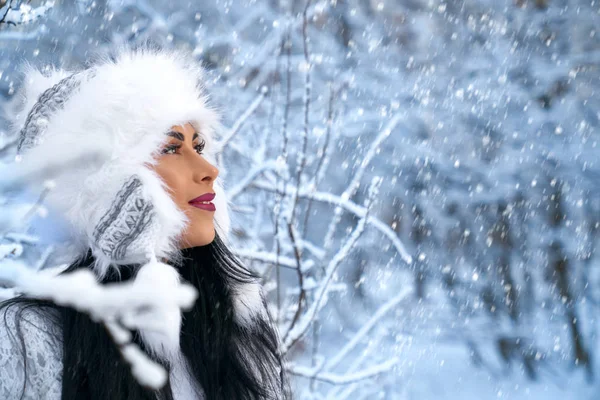 Modelo em chapéu de inverno quente admirando a natureza no dia ensolarado de inverno — Fotografia de Stock