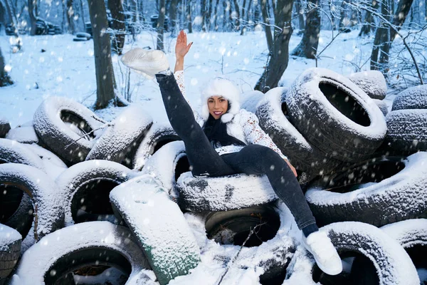 Menina deitada no carro ires no inverno na floresta . — Fotografia de Stock