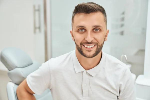 Vista recortada del hombre barbudo alegre que visita el consultorio dental —  Fotos de Stock