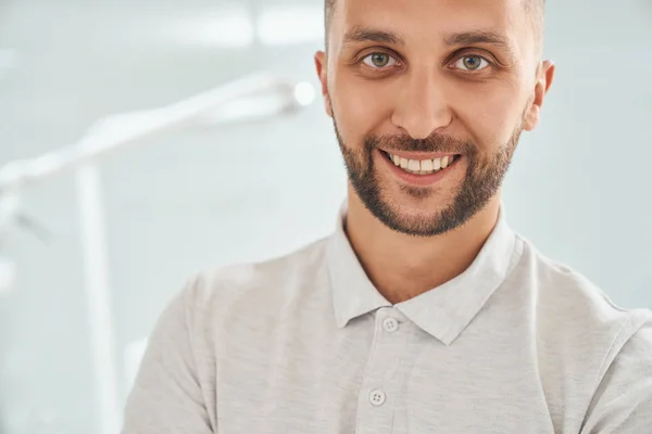 Cropped view of happy male patient smiling in dental office — Stock Photo, Image