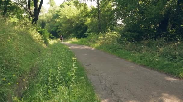 Afrikaanse sportman die muziek luistert en op frisse lucht loopt — Stockvideo