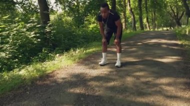 Afro sporcu sabahları dışarıda koşuyor.