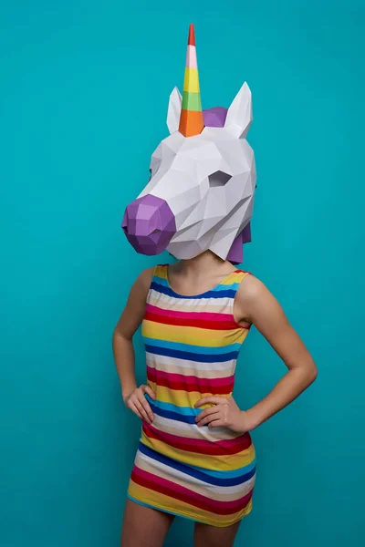Дівчина з папером 3D єдиноріг на голові тримає руки на талії . — стокове фото