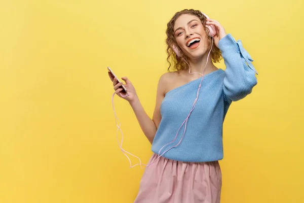 Modelo sonriente escuchando música con auriculares . — Foto de Stock