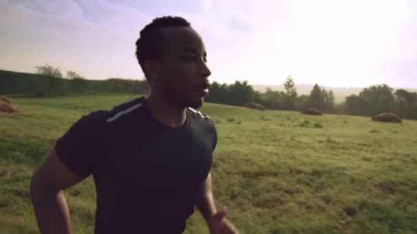 Retrato de atleta masculino concentrado entrenando al aire libre — Vídeo de stock