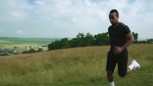 Fešák afro sportovní chlap, který odpočívá po běhu ven — Stock video