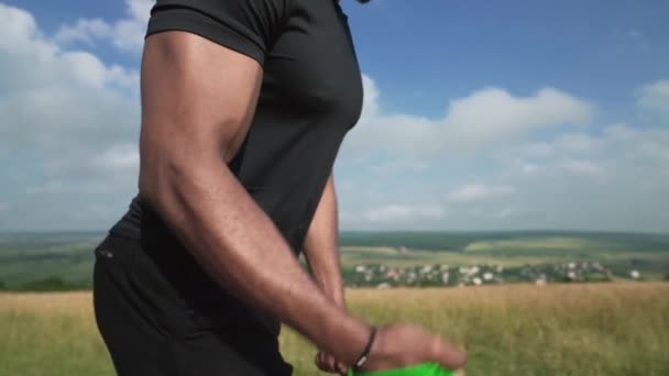 Muskularny męski sportowiec przeprowadzający z silikonowym ekspanderem — Wideo stockowe