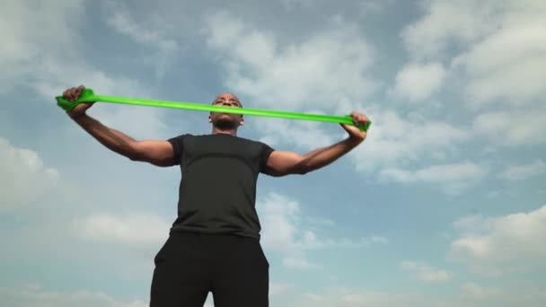 Tineri mușchi afro tip de formare brațe cu bandă de rezistență — Videoclip de stoc