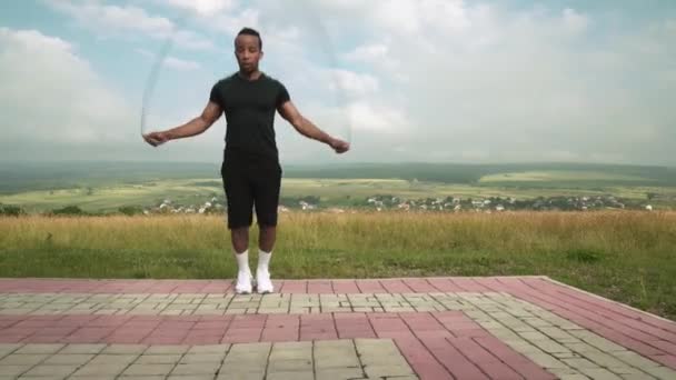 Afro-Amerikan kaslı adam atlıyor ip atlıyor açık havada — Stok video