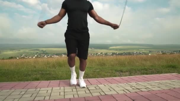 Όμορφος αθλητισμός afro άνθρωπος άσκηση με σχοινί άλμα εξωτερική — Αρχείο Βίντεο